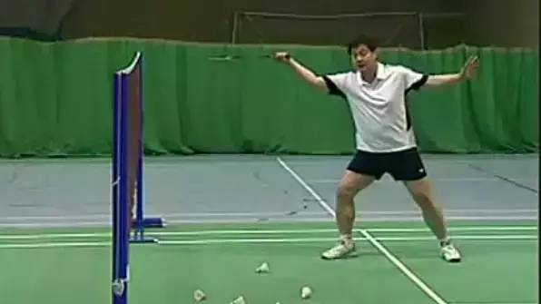 羽毛球勾对角球技巧的3个动作