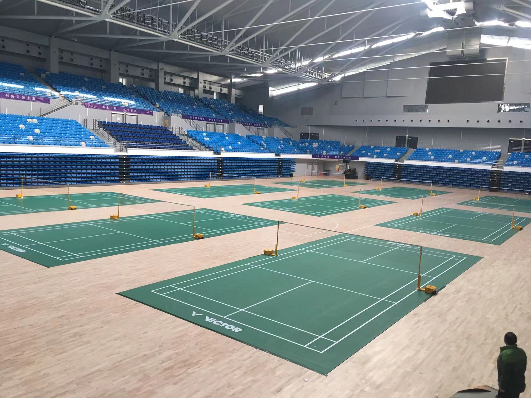 武汉大学体育馆地胶安装
